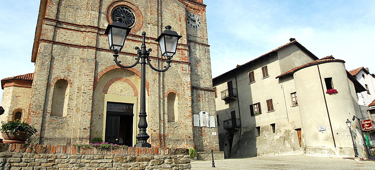 Benevello-piazza-chiesa-e-castello.png